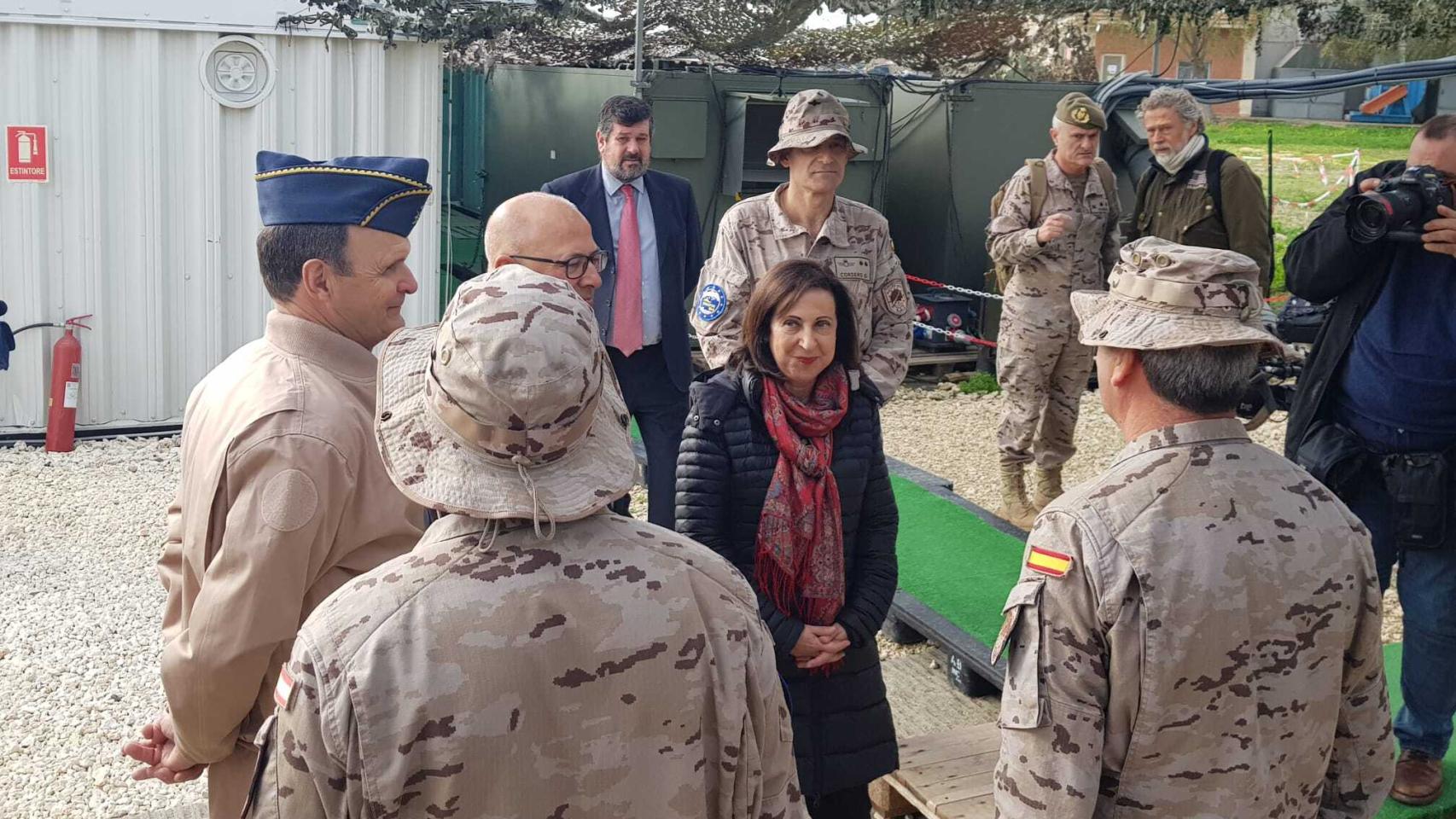 Margarita Robles saluda al contingente español desplegado en Sigonella.