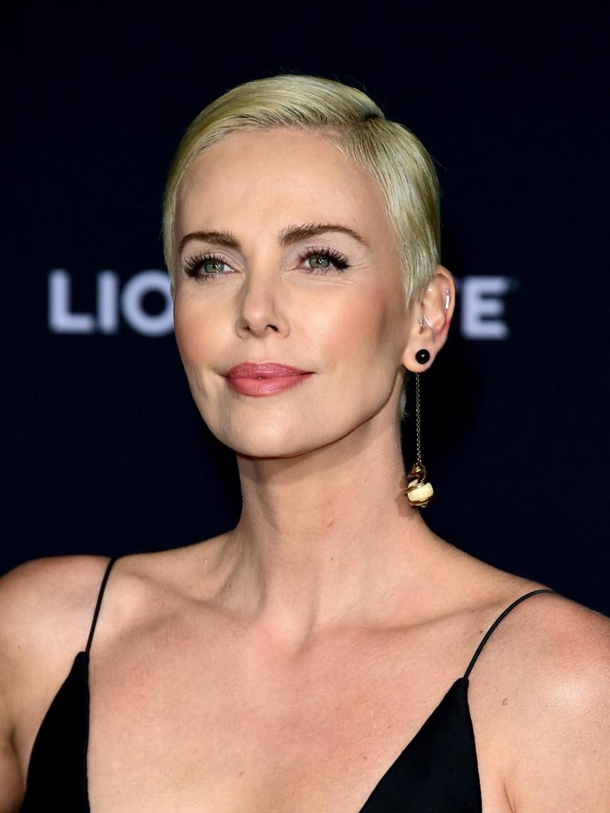 Charlize Theron fue testigo de cómo su madre mató a su padre.