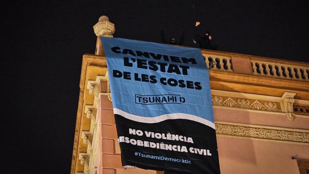 Tsunami Democràtic ocupa una fachada de la Generalitat