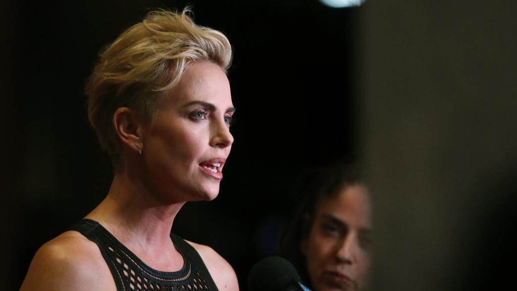 Charlize Theron ha detallado cómo fue la noche en la que su madre mató a su padre.