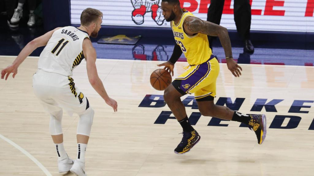 Lebron James ante Sabonis en el Pacers - Lakers