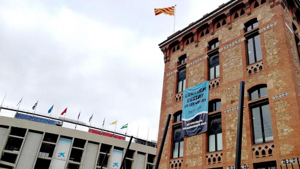 Tsunami cuelga pancartas en los alrededores del Camp Nou