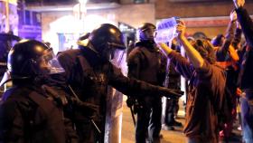 Los Mossos en los alrededores del Camp Nou