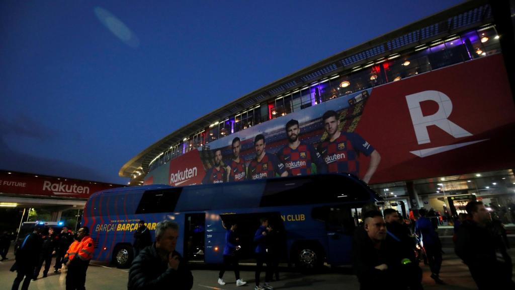 El autobús del FC Barcelona llega al Camp Nou antes del El Clásico