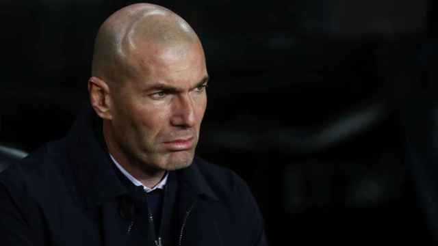 Zidane, en el banquillo del Camp Nou