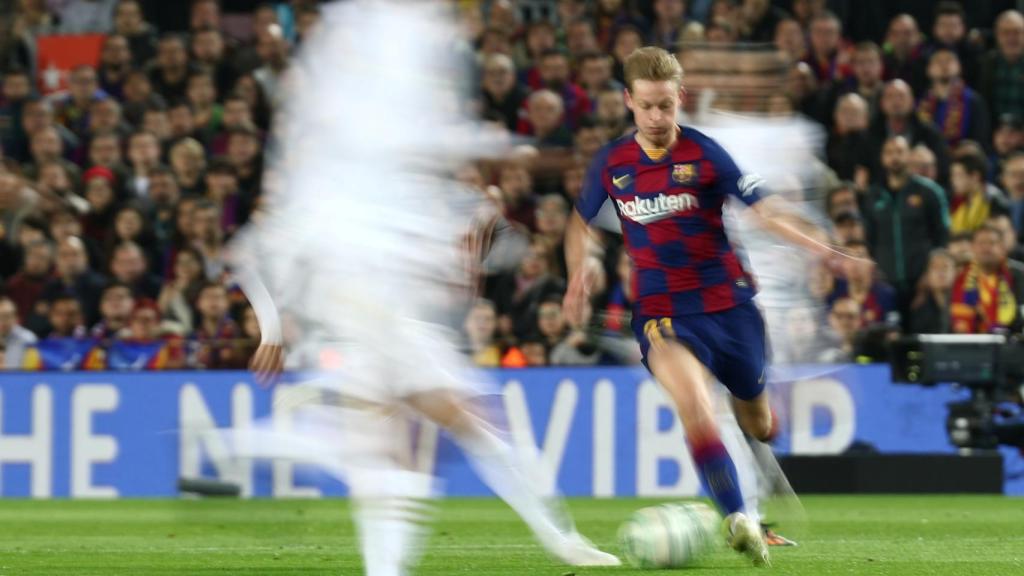 Frenkie de Jong evita la presión de varios jugadores del Madrid