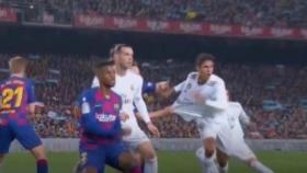 Agarrón de Rakitic a Varane no sancionado