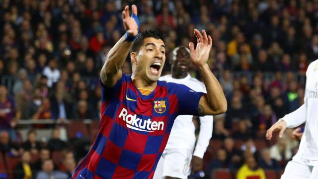 Luis Suárez protesta una decisión de Hernández Hernández