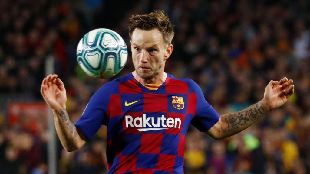 Ivan Rakitic controla el balón