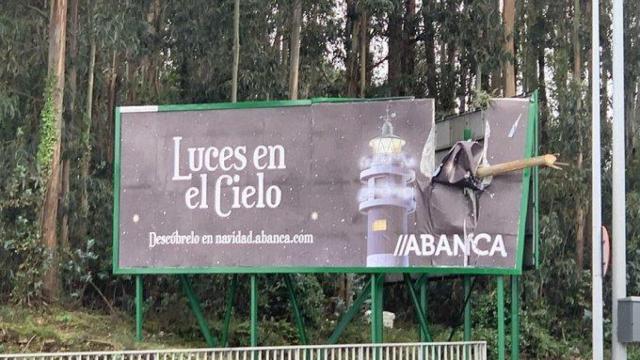 Un tronco caído en una valla publicitaria