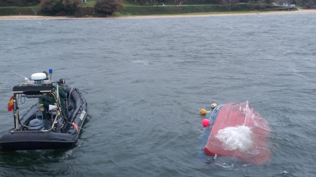 Así fue el rescate de una embarcación volcada en la Ría de Ferrol