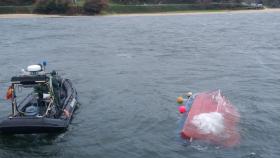 Así fue el rescate de una embarcación volcada en la Ría de Ferrol