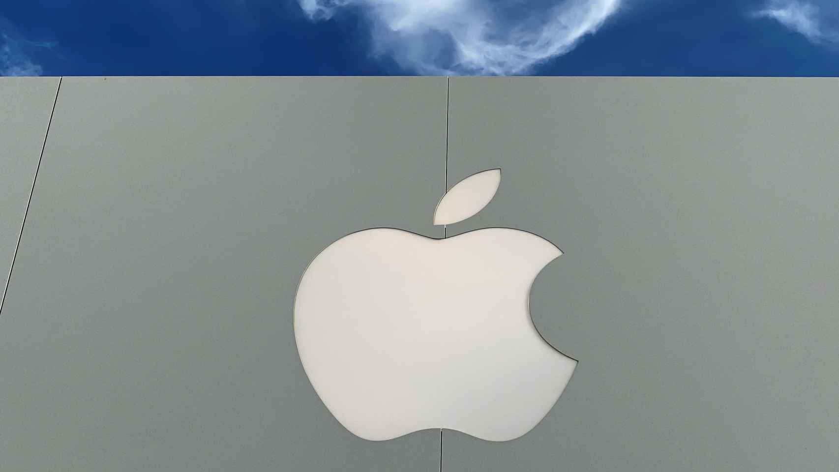 El logo de Apple en una tienda