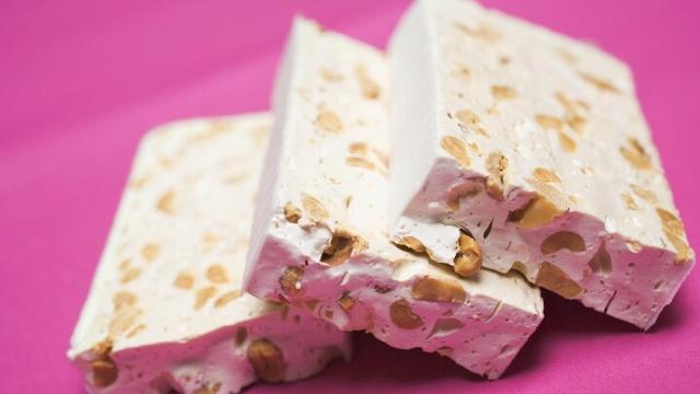 El turrón es un dulce muy típico de la Navidad.