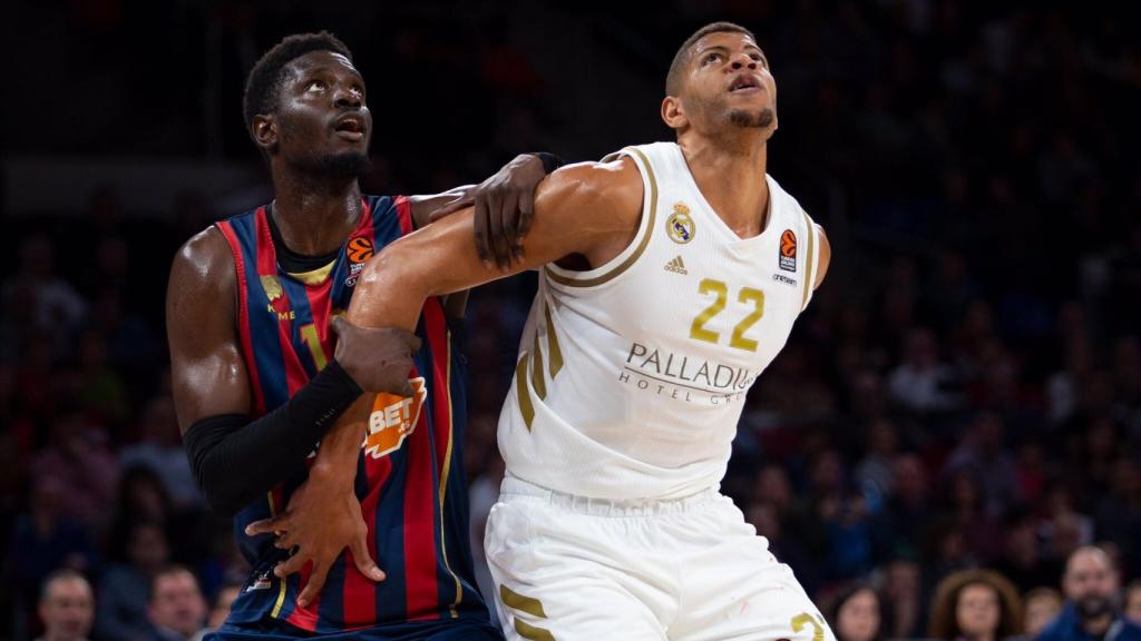 Tavares y Fall pugnan por un rebote durante el duelo de Euroliga entre Real Madrid y Baskonia