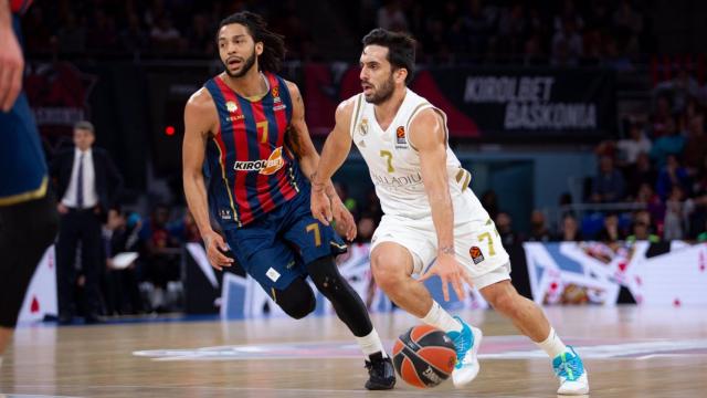 Campazzo se marcha de Henry durante el partido de Euroliga entre Real Madrid y Baskonia