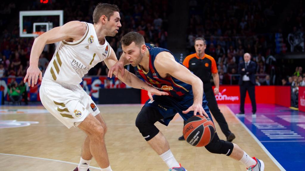 Causeur y Stauskas, durante el partido de Euroliga entre Real Madrid y Baskonia