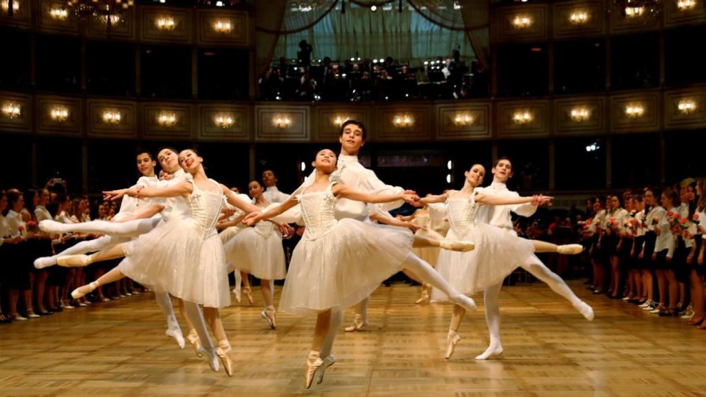 Bailarines de la Ópera de Viena durante una actuación.