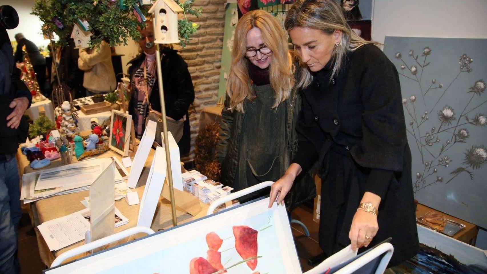 La alcaldesa de Toledo, Milagros Tolón, ha visitado este miércoles el Mercado navideño de San Lucas