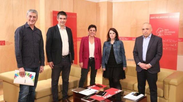 Adriana Lastra y Rafael Simancas (derecha) junto a Oskar Matute, Gorka Elejabarrieta y Mertxe Aizpurua, sentando las bases de una fructífera relación en los despachos del Congreso, en diciembre de 2019.