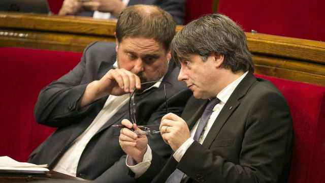 Carles Puigdemont y Oriol Junqueras, aprobando las 'leyes de desconexión' en el Parlament, en septiembre de 2017.