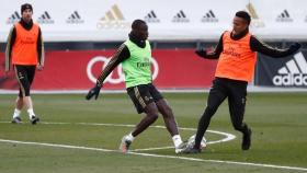 Sergio Ramos, Ferland Mendy y Eder Militao, en un entrenamiento