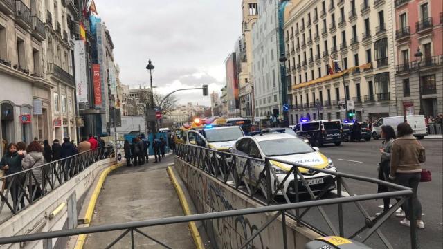 Cerrado el tráfico la calle Alcalá tras caerle un trozo de una cornisa a una joven transeunte