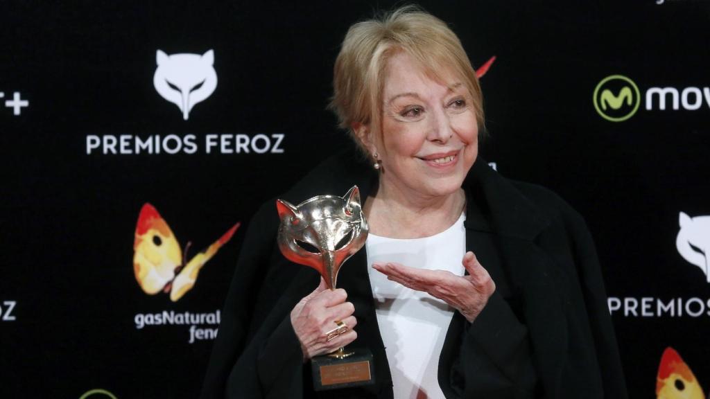 Rosa María Sardá con el premio Feroz de honor.