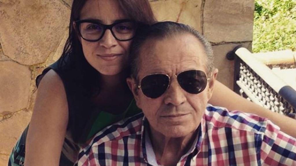 Adriana Lastra, junto a su padre, en una imagen que subió a las redes sociales.