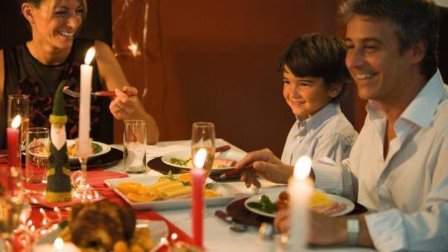 Alargar la sobremesa de las comidas copiosas tiene efectos perjudiciales.