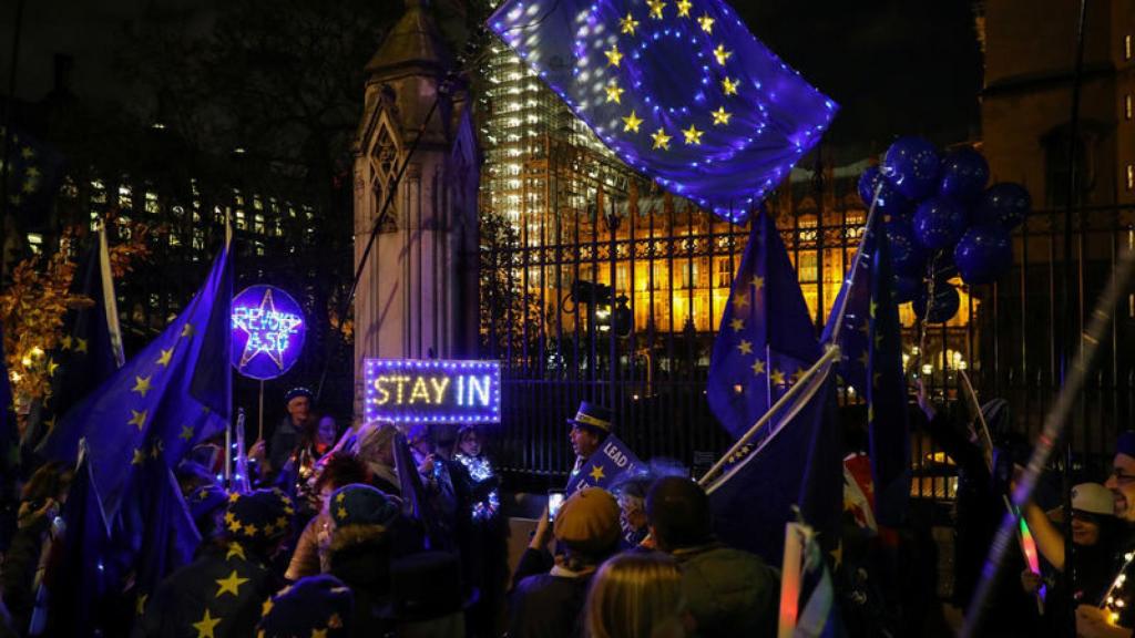 Manifestantes en contra del 'brexit' delante del Parlamento.