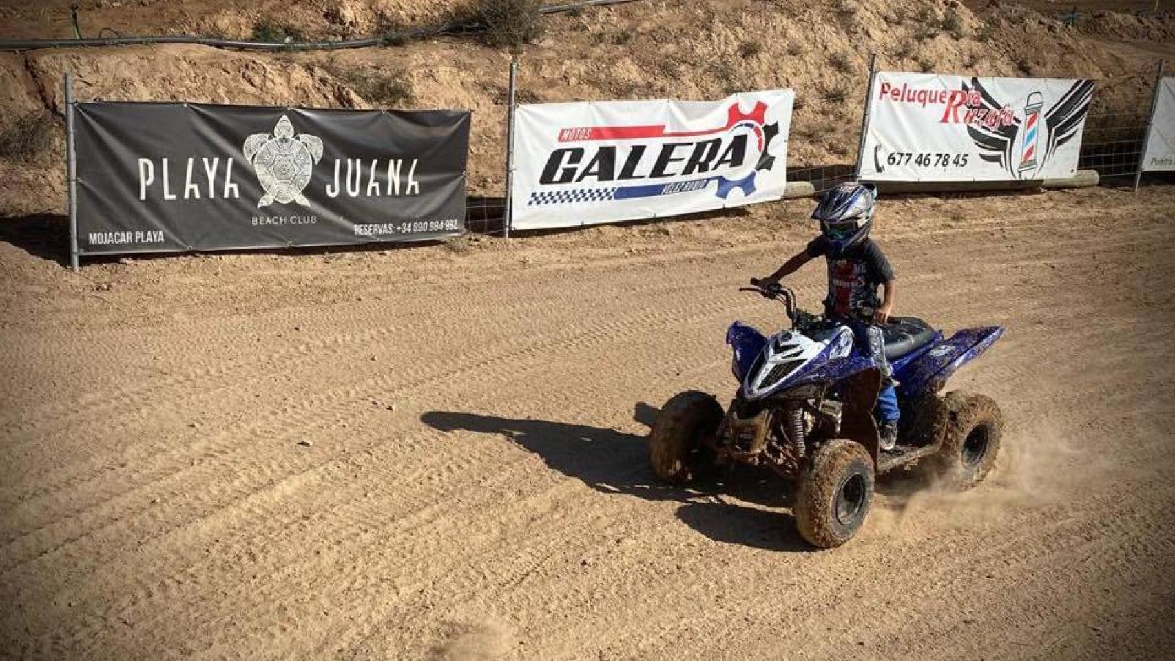 Un niño en un quad recorriendo las instalaciones que fueron precintadas por el Ayuntamiento de Totana en 2016.