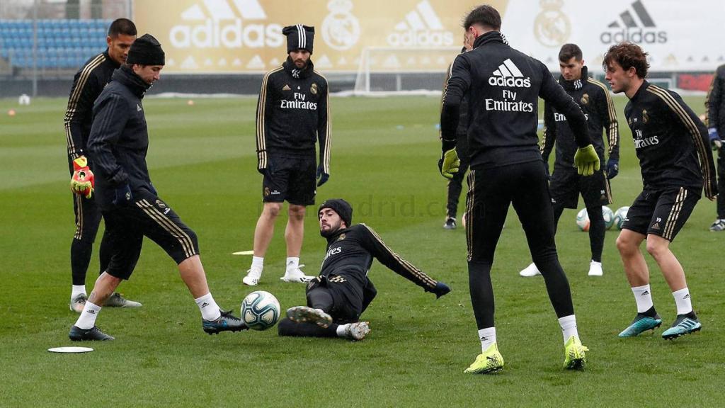 Isco y Ramos pugnan por un balón