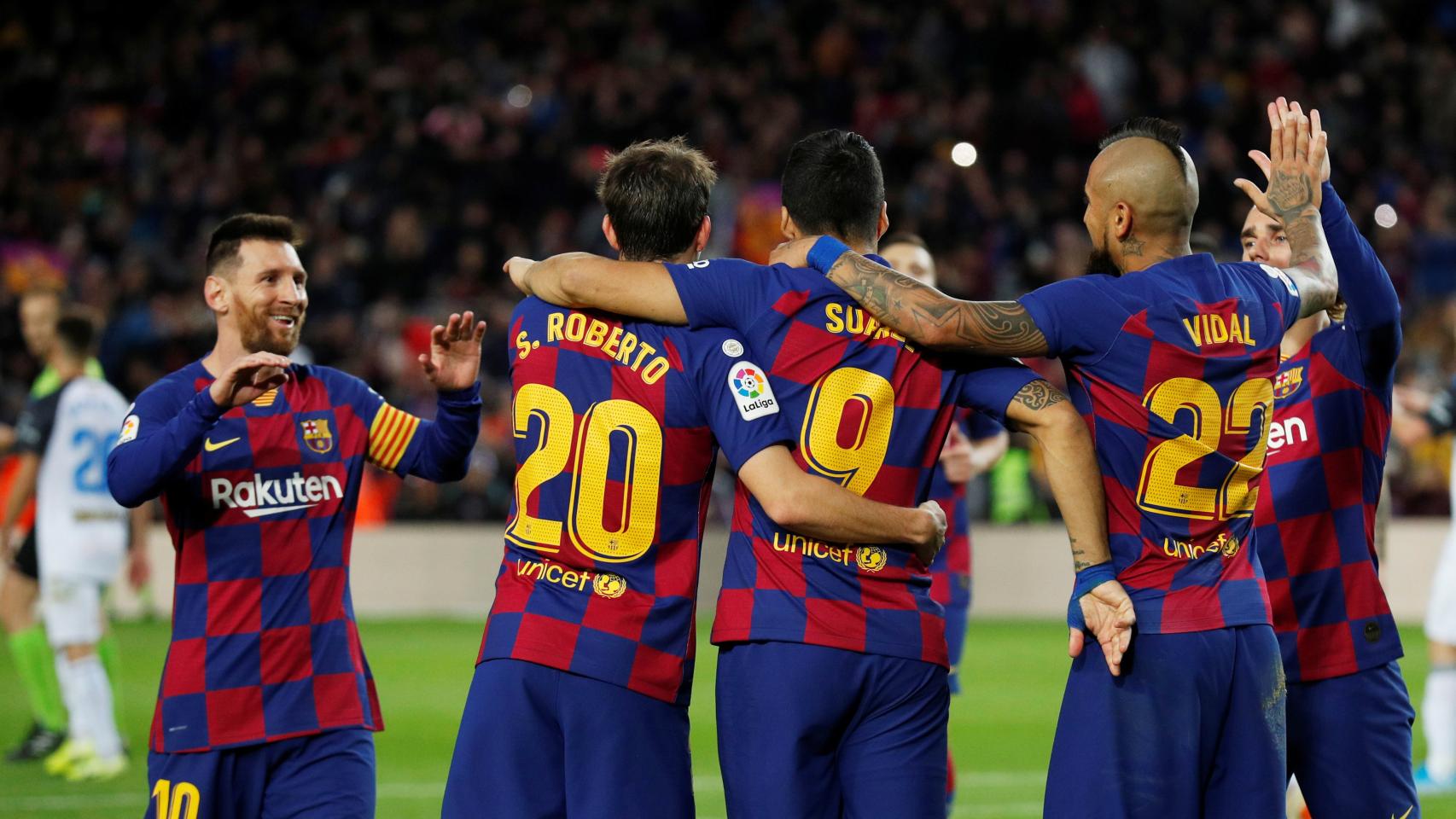 Los jugadores del Barcelona celebran uno de los goles del partido