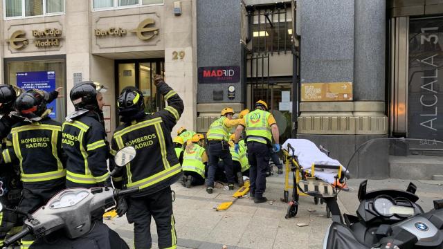 Los bomberos acuden al lugar donde fue golpeada la mujer coreana por un cascote.