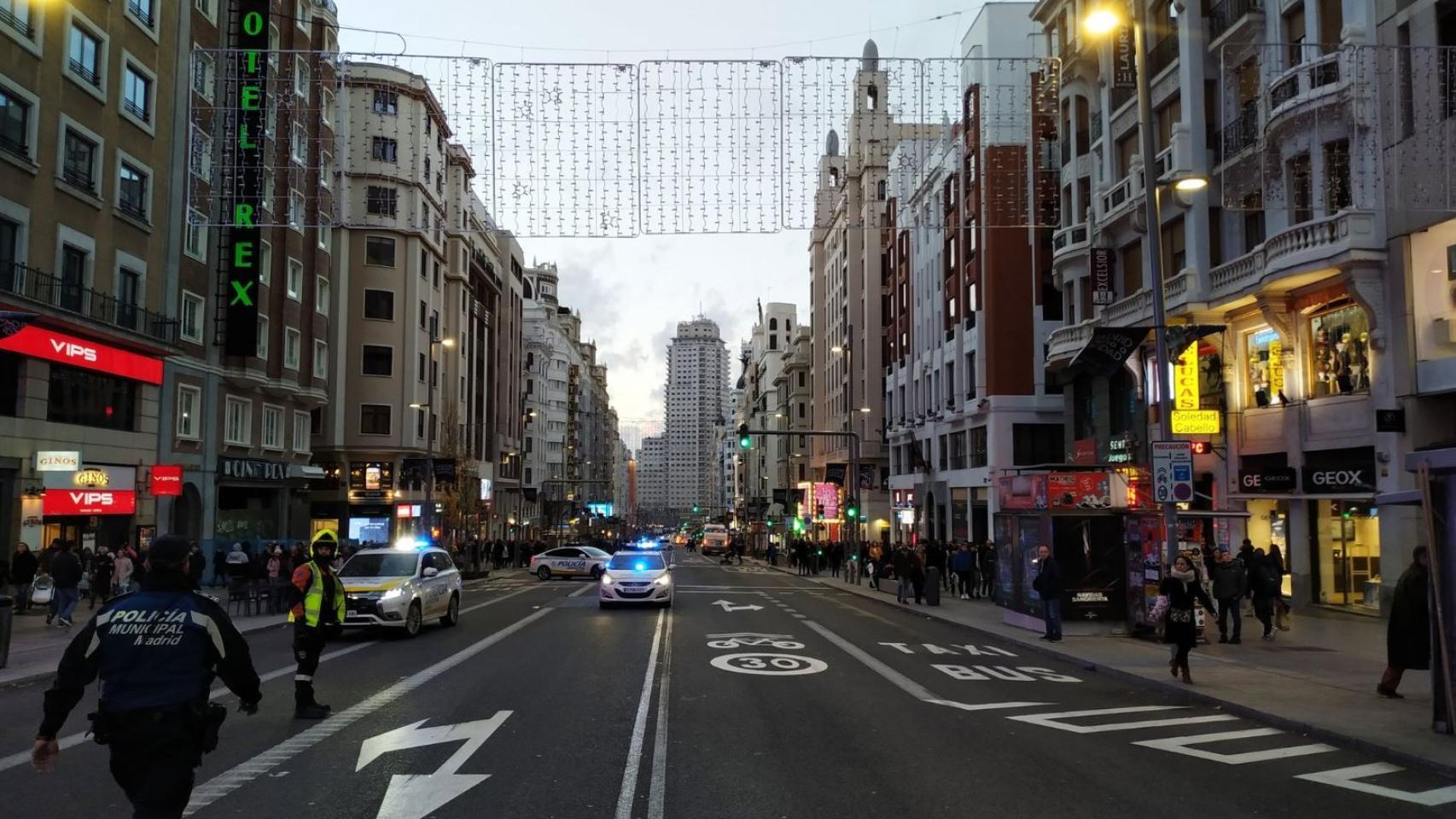 Varios agentes cortan la Gran Vía para asegurar el alumbrado navideño.