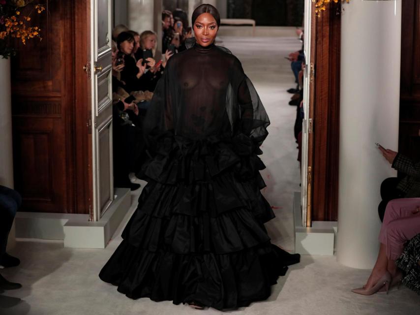 Naomi Campbell cerrando el desfile de Valentino.