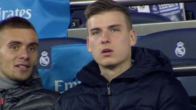 Andriy Lunin, en la grada del Santiago Bernabéu para ver el Real Madrid - Athletic