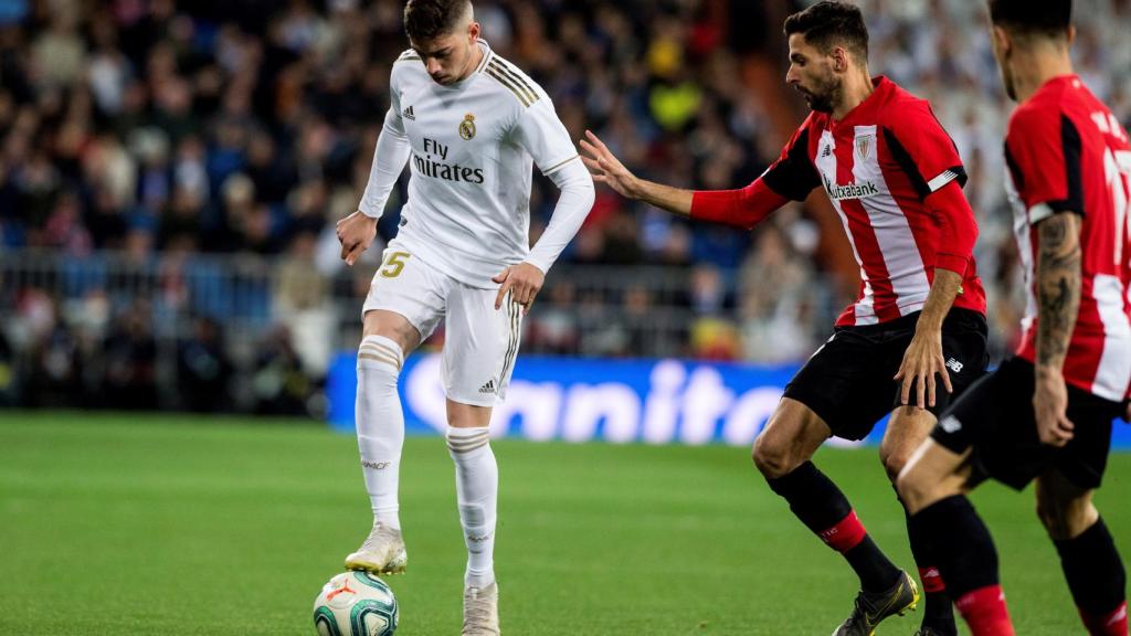 Fede Valverde controla un balón ante Kenan Kodro