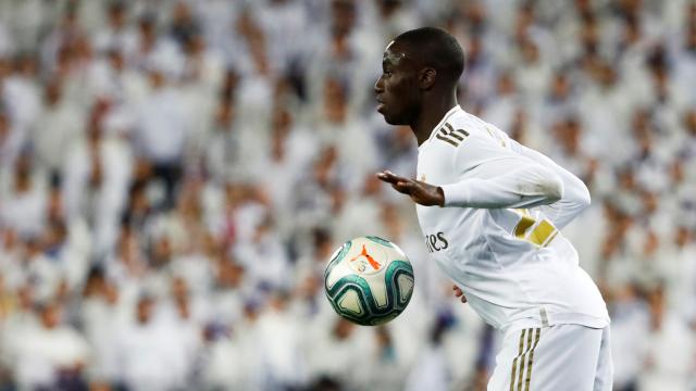 Ferland Mendy controla un balón con el pecho