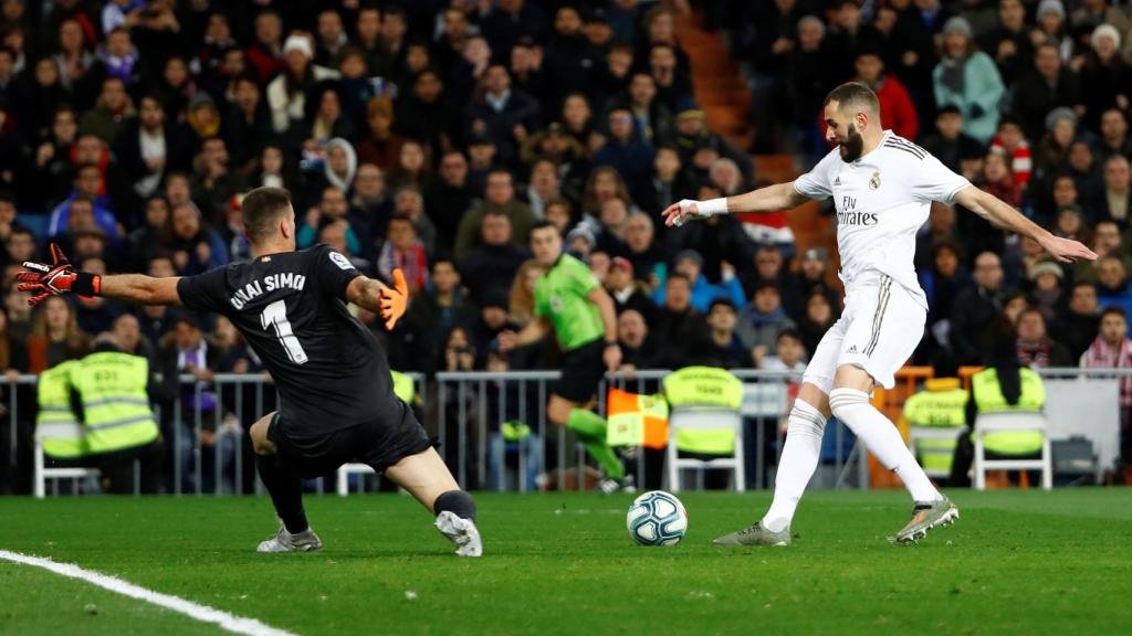 Karim Benzema intenta superar a Unai Simón