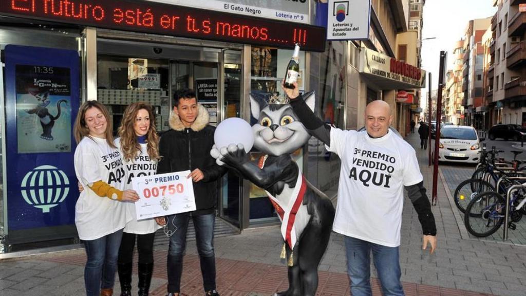 Un grupo de personas celebra el tercer premio en Villarrobledo (Albacete).