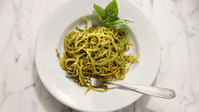 Un plato de pasta al pesto.