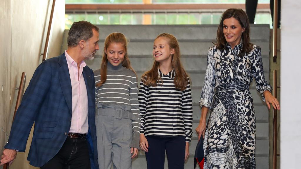 Los monarcas junto a sus hijas Leonor y Sofía durante su último acto público.