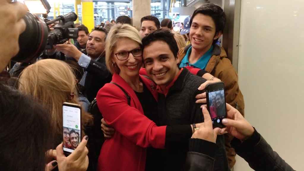 La ex eurodiputada Beatriz Becerra recibe en Barajas al refugiado político venezolano Lorent Saleh.