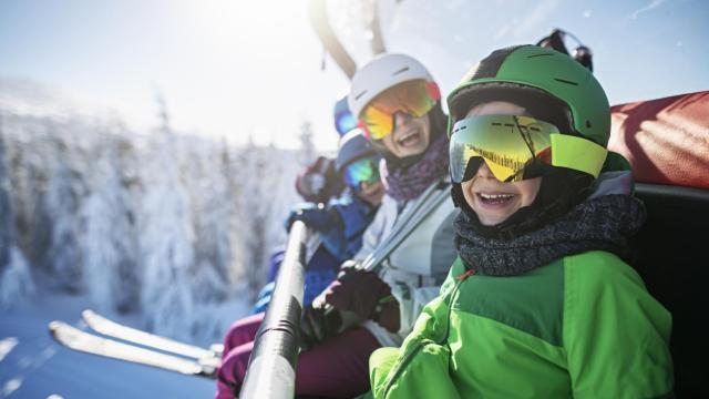 ¿Pasas la Navidad practicando deportes de invierno? Estas son las mejores prendas