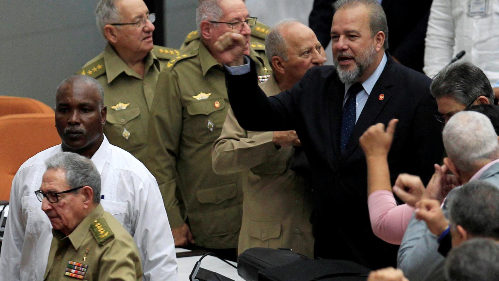 Manuel Marrero, en el centro, tras ser proclamado primer ministro de Cuba.