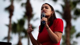 Alexandria Ocasio-Cortez durante un discurso en California.