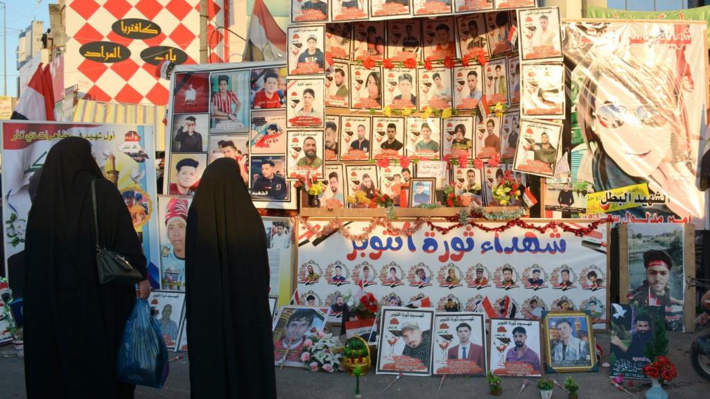 Dos mujeres rinden homenaje a los manifestantes asesinados en los enfrentamientos con las fuerzas de seguridad iraquíes en Nasiriya (Irak).