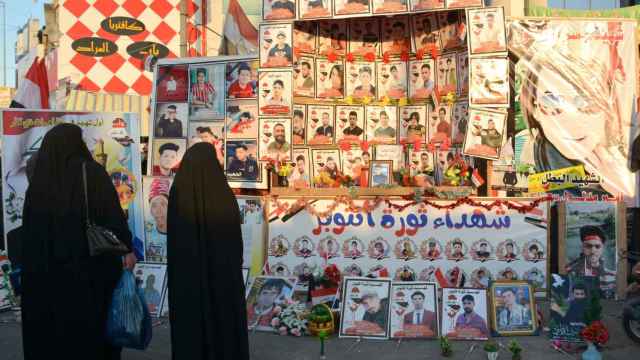 Dos mujeres rinden homenaje a los manifestantes asesinados en los enfrentamientos con las fuerzas de seguridad iraquíes en Nasiriya (Irak).